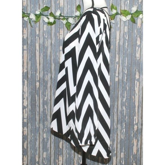 Studio Y Ladies Blouse M Black & White Chevron Open Back HI-Low Long Sleeve - Picture 4 of 8